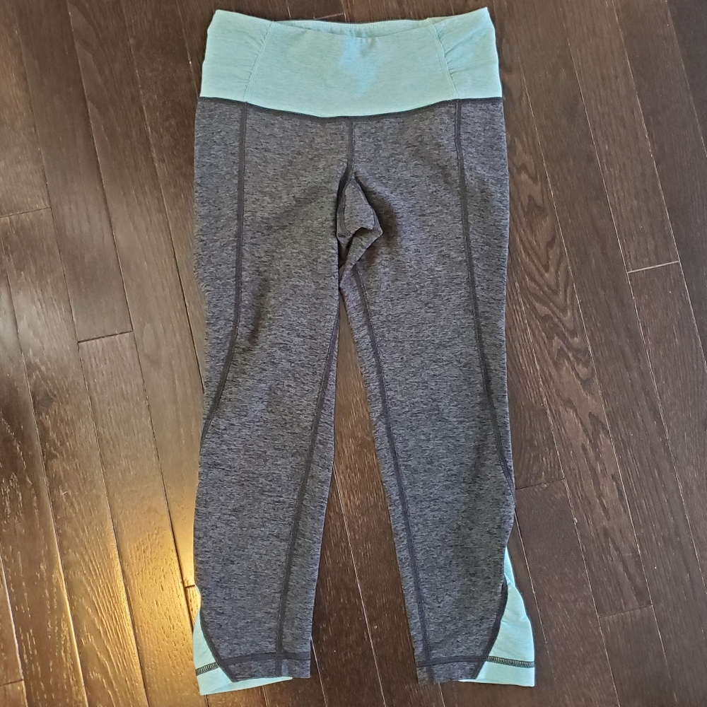 3 Under Armour Capri Length Leggings - Picture 6 of 7